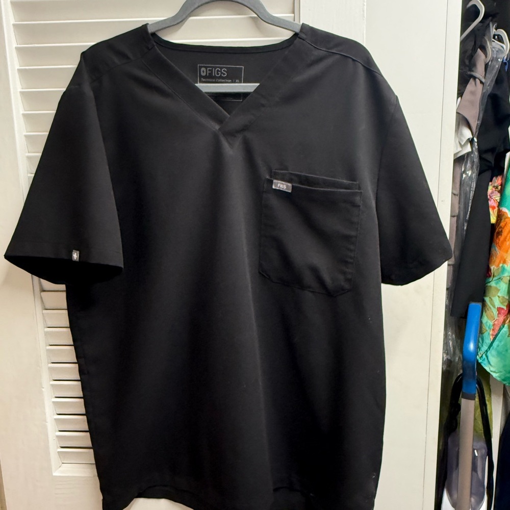 Figs Men's Black Short Sleeve V-Neck Tee